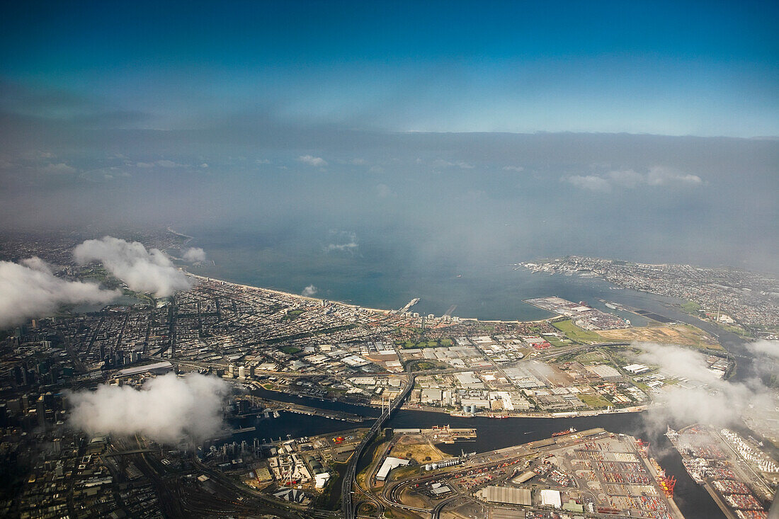 Luftaufnahmen aus einem Verkehrsflugzeug mit Blick auf das Zentrum von Auckland; Auckland, Neuseeland