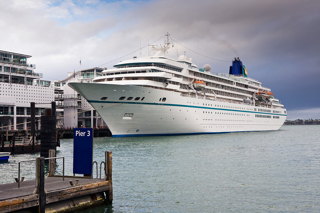 Kreuzfahrtschiff angedockt im Hafen von Auckland, genannt The Viaduct; Auckland, Neuseeland