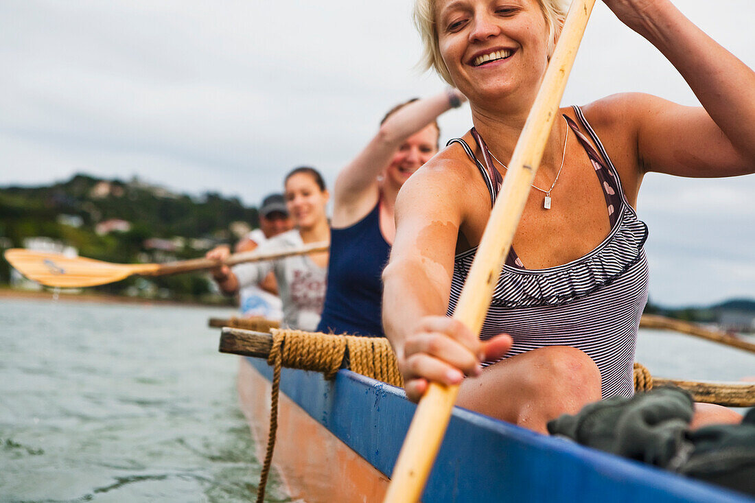 Paddeln auf einem Waka in der Bay Of Islands; Neuseeland