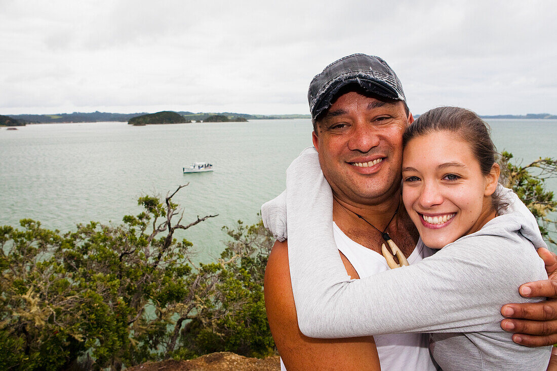 Ein einheimischer Maori befreundet sich mit einem Rucksacktouristen in der Bay Of Islands; Neuseeland