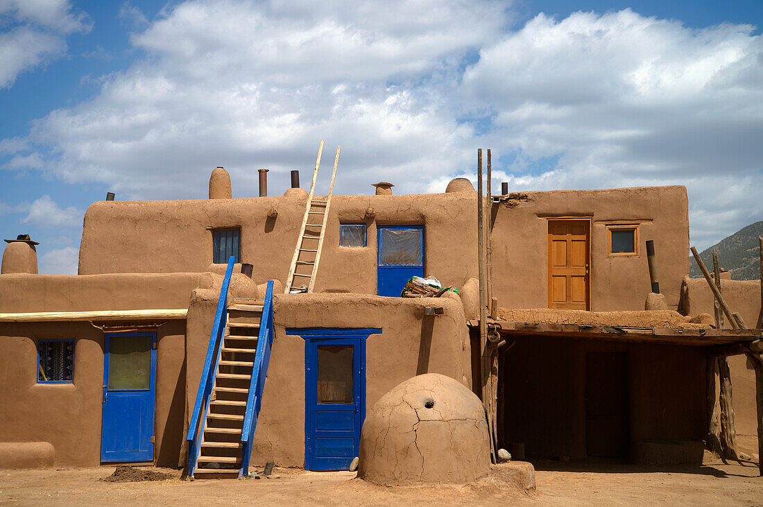 Einzigartige Architektur eines zweistöckigen Wohngebäudes; Taos Pueblo, New Mexico, Vereinigte Staaten Von Amerika