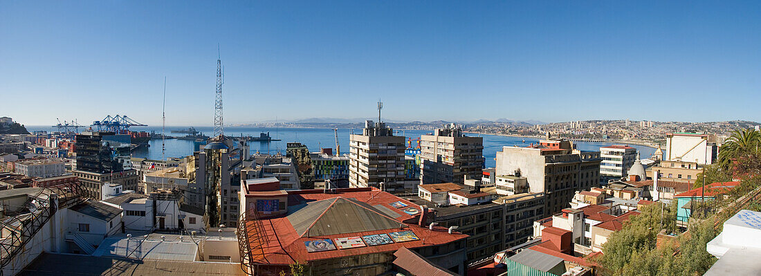 Panoramabild der Stadt und des Hafens von Valparaiso; Valparaiso, Chile