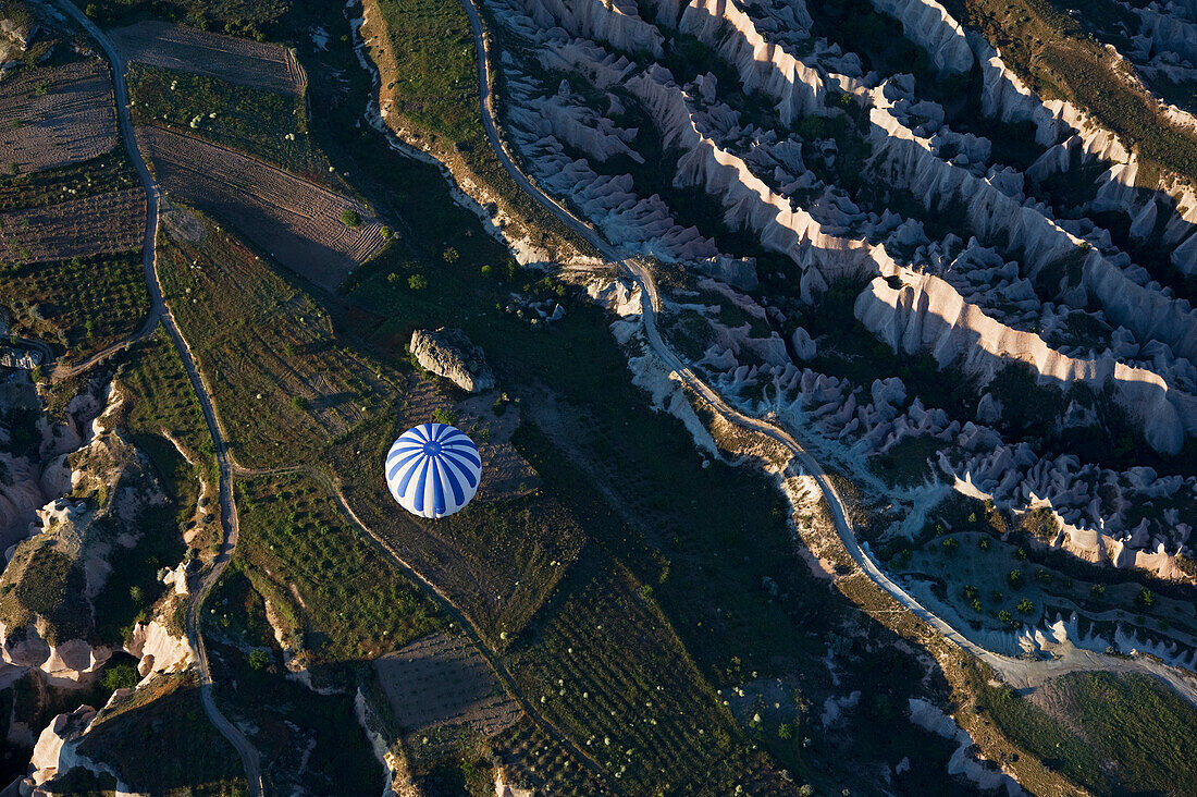 Blick auf Kappadokien aus einem Heißluftballon; Kappadokien, Türkei