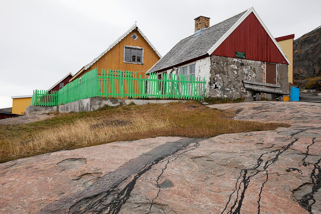 Traditionelle Häuser in einem Dorf an der Ostküste von Grönland; Kangaamiut, Grönland