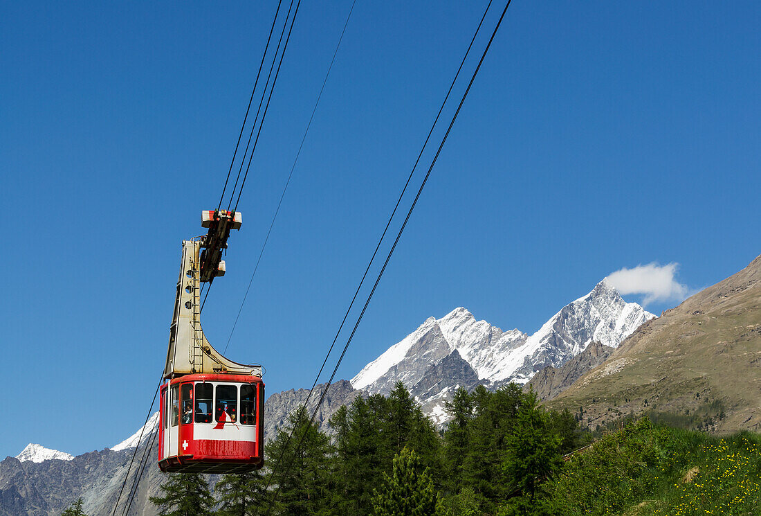 Eine Fahrt mit der Luftseilbahn in den Schweizer Alpen; Zermatt, Wallis, Schweiz
