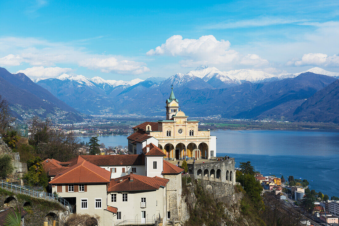 Gebäude und die Schweizer Alpen entlang des Lago Maggiore; Locarno, Tessin, Schweiz