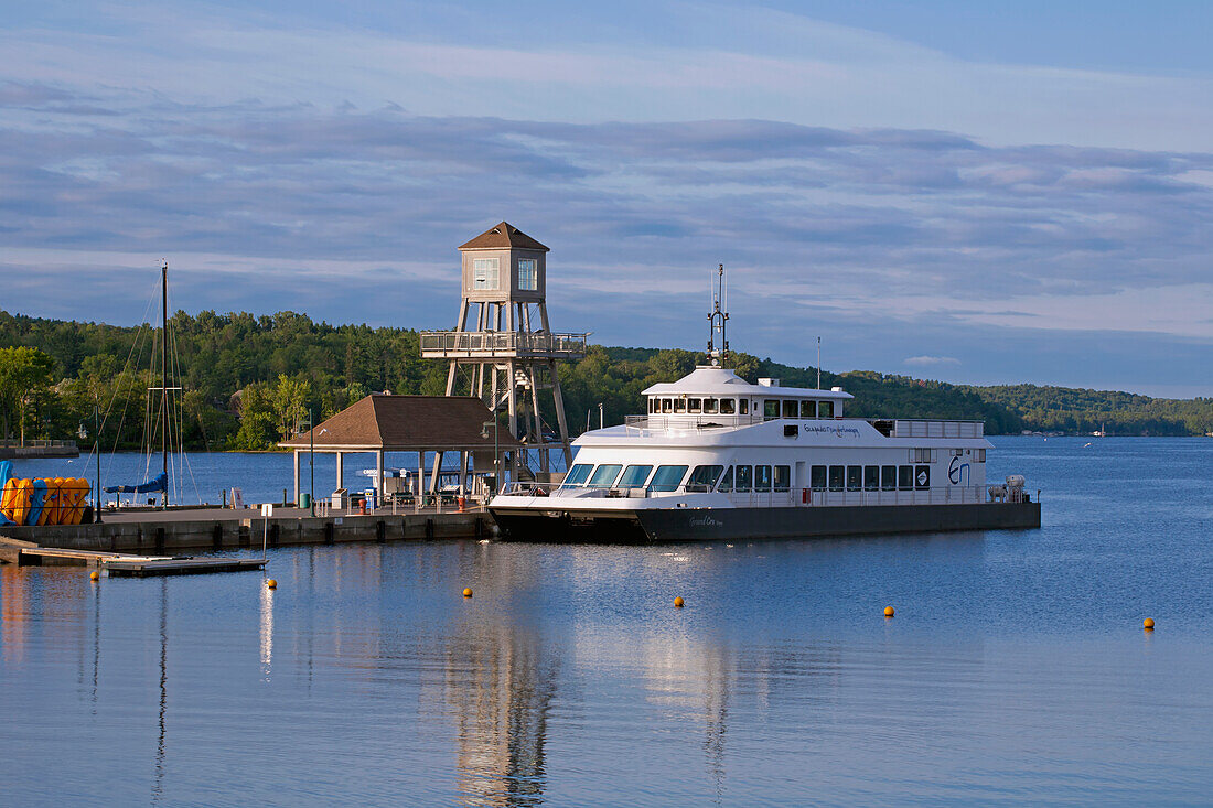 Ausflugsboot auf dem Lac Memphremagog und ein Beobachtungsturm auf einem Pier; Magog, Quebec, Kanada