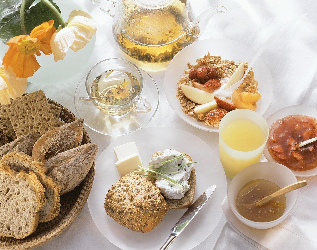 Frühstückstisch mit Kräuterquarkbrötchen,Müsli,Marmelade,Tee