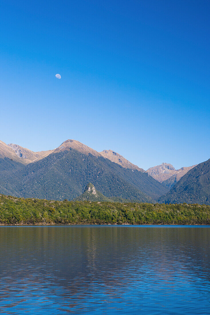 Berge und Uferlinie des Lake Manapouri; Neuseeland