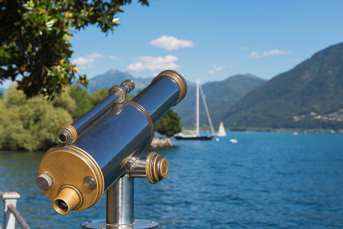 Segelboote auf dem Lago Maggiore mit einem Teleskop im Vordergrund; Locarno, Tessin, Schweiz