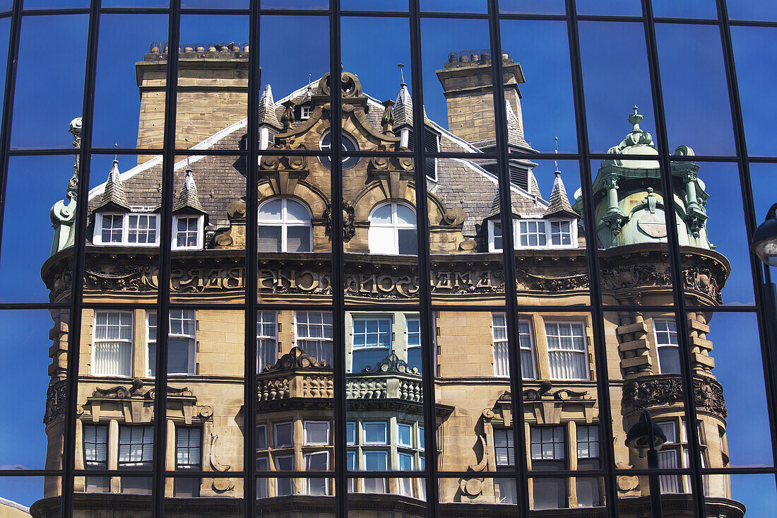 Ein historisches Haus mit Blick durch ein schwarzes Metalltor; Newcastle, Tyne And Wear, England
