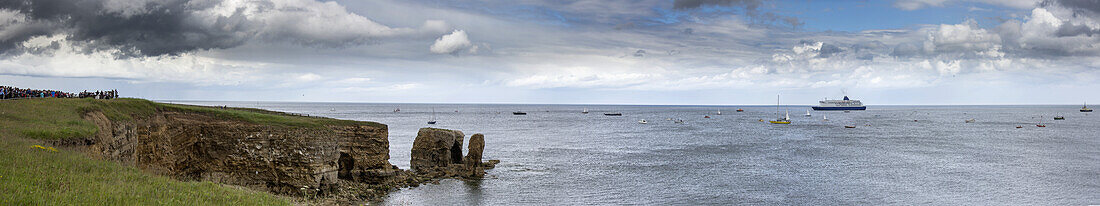 Ein Schiff und Boote im Wasser entlang der Küstenlinie; South Shields, Tyne And Wear, England