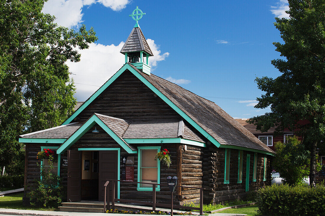 Eine Blockkirche mit einem keltischen Kreuz auf dem Kirchturm; Whitehorse, Yukon, Kanada