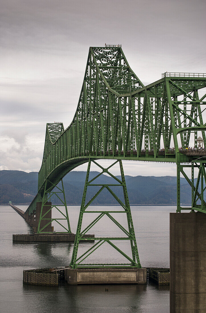 Die Astoria-Megler-Brücke überspannt den Columbia River; Astoria, Oregon, Vereinigte Staaten von Amerika