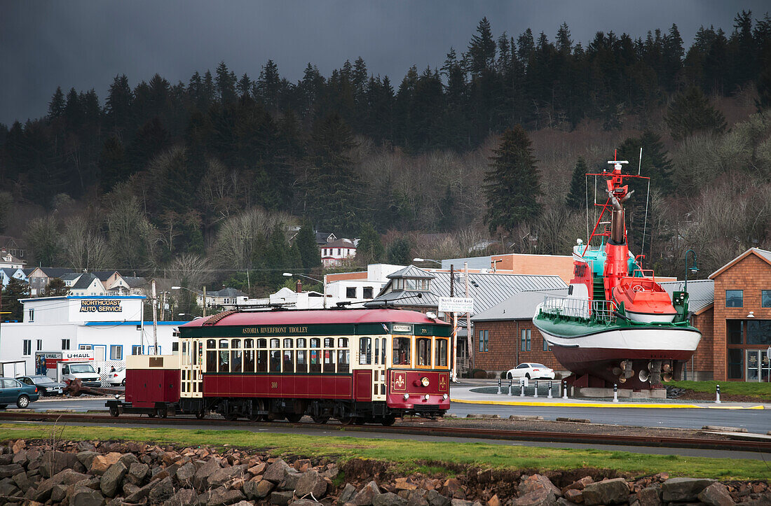 Der Trolley entlang des Flussufers; Astoria, Oregon, Vereinigte Staaten Von Amerika