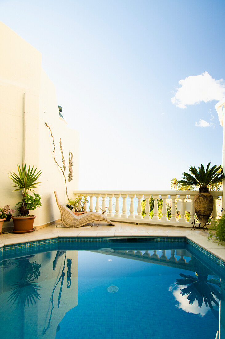 Schwimmbad mit reflektiertem Himmel und Wolken in einer Villa; Nerja, Andalusien, Spanien