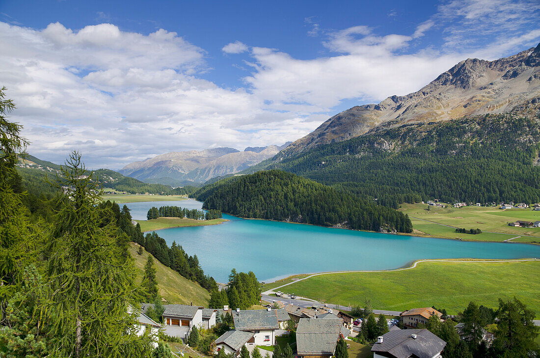 Stadt an einem Alpensee und Berge; St. Moritz, Graubünden, Schweiz