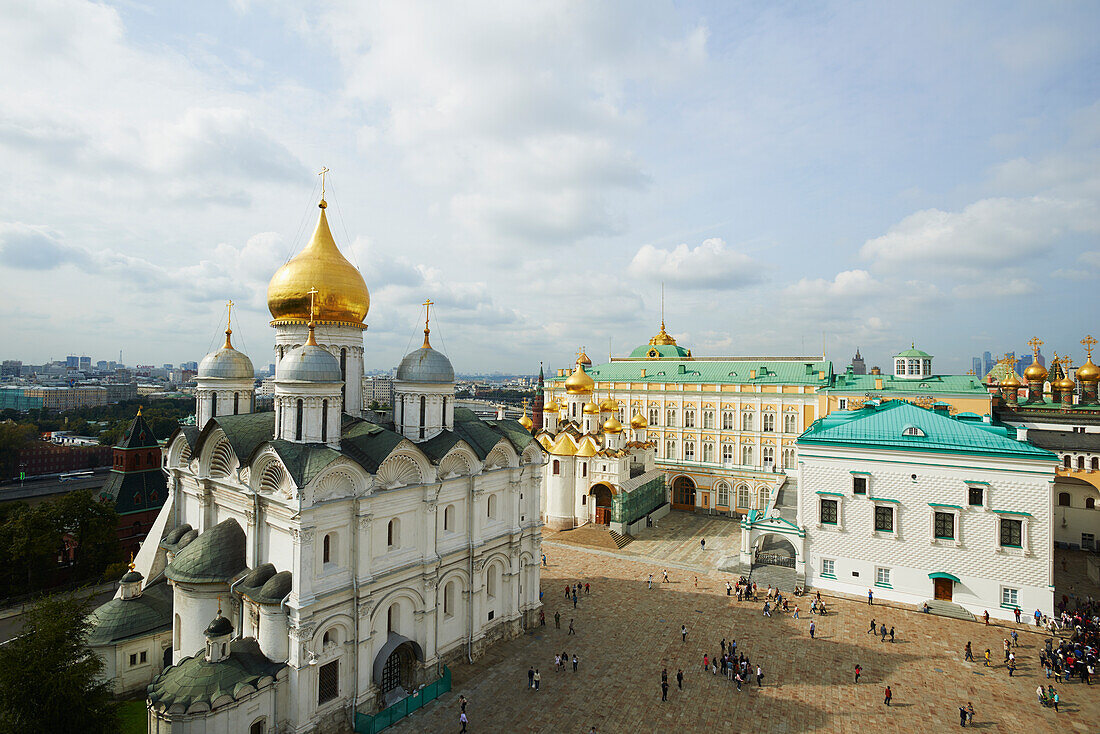 Blick auf die Erzengel-Kathedrale, die Mariä-Verkündigungs-Kathedrale und den Palastplatz vom Glockenturm Iwan der Große im Kreml; Moskau, Russland