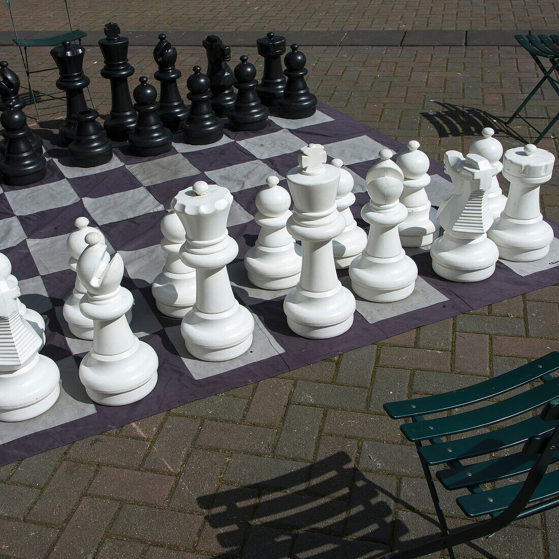 Ein überdimensionales Schachspiel auf dem Boden im Occidental Park; Seattle, Washington, Vereinigte Staaten Von Amerika