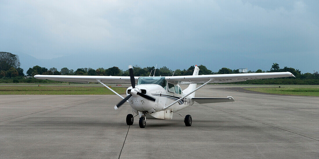 Ein kleines Flugzeug auf der Rollbahn; La Lima, Cortes, Honduras