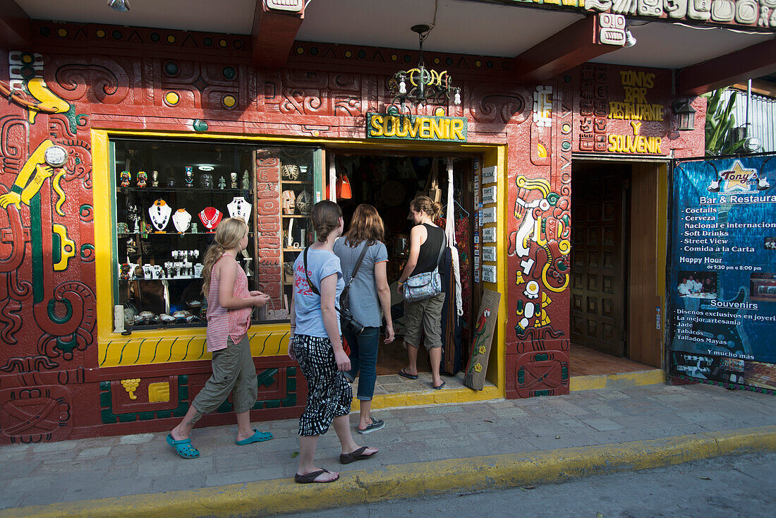 Vier Mädchen betreten einen Souvenirladen; Copan, Honduras