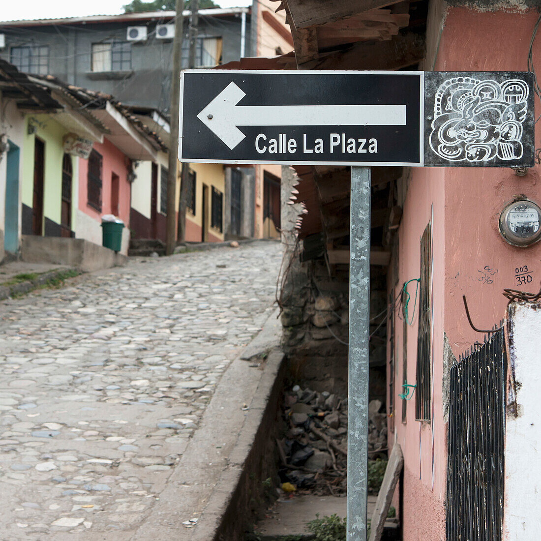 Ein Schild entlang einer Straße für Calle La Plaza; Copan, Honduras