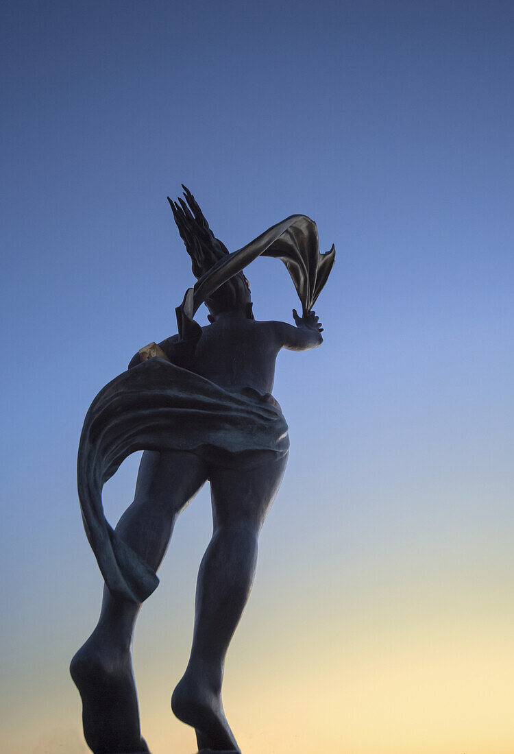 Niedriger Blickwinkel auf die Spirit Of South Shields Statue bei Sonnenuntergang; South Shields, Tyne And Wear, England