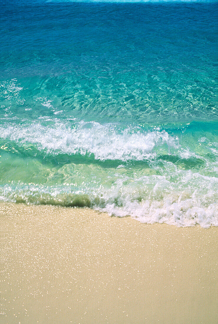 Meereslandschaft, Wellen waschen Strand