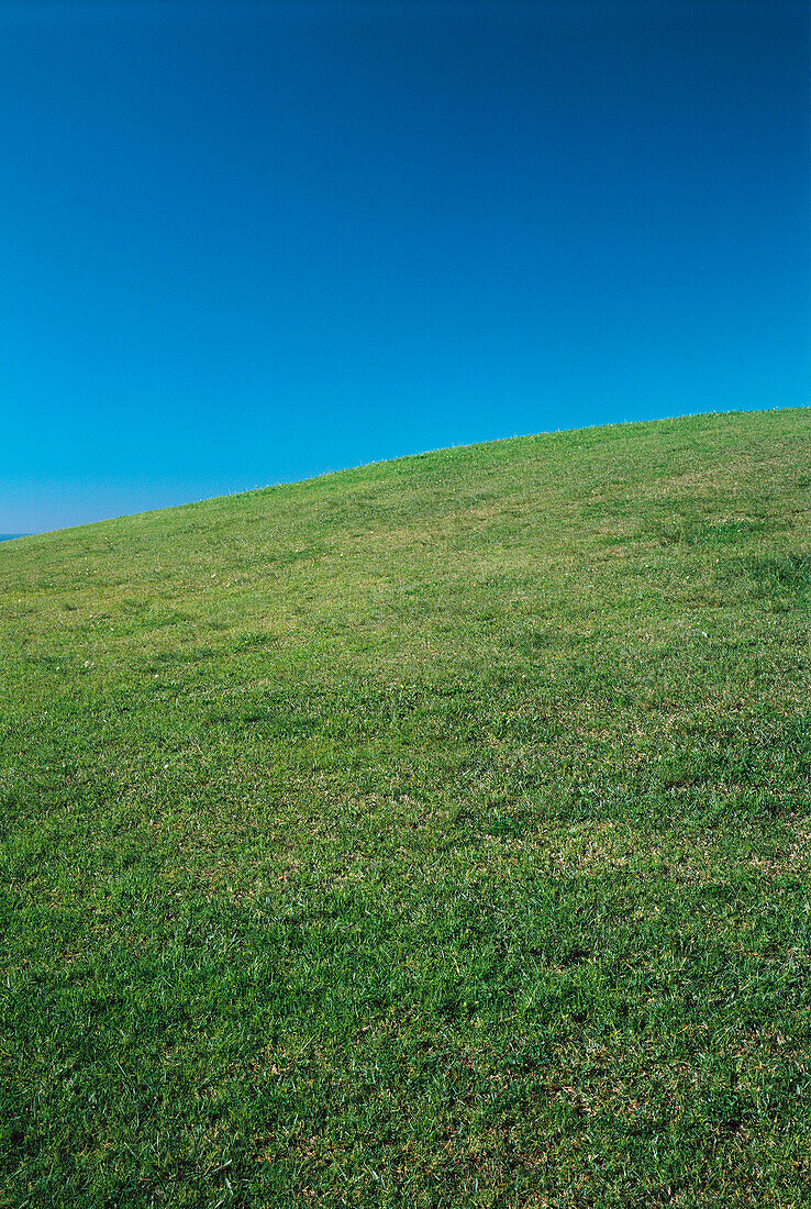 Landschaft, grüner Hügel, blauer Himmel
