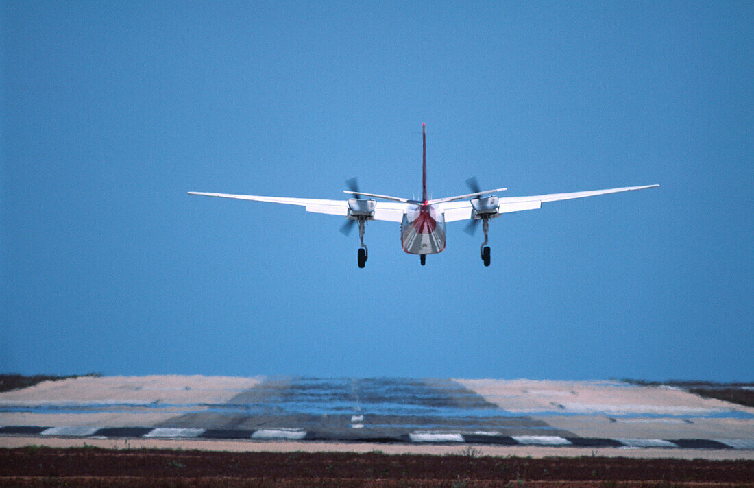 Leichtflugzeug landet