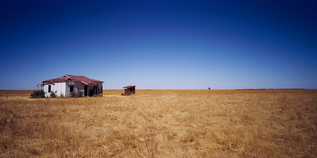 Verlassenes Bauernhaus auf offener Ebene, Australien