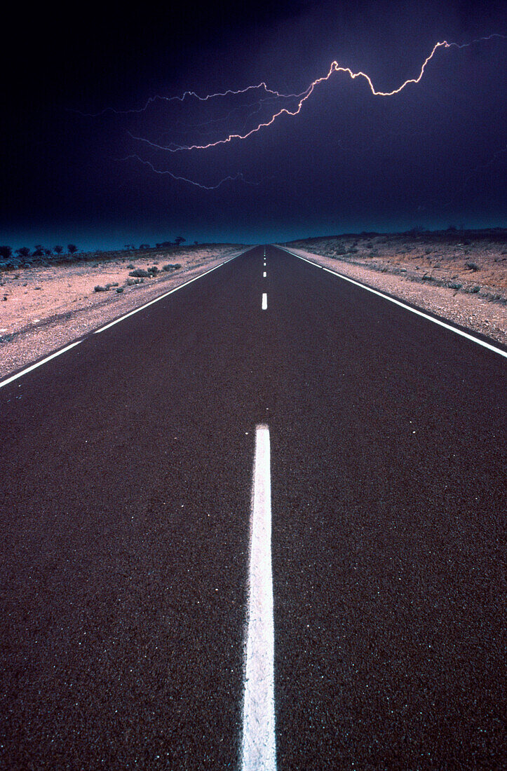 Blitz und Landstraße, Australisches Outback, Australien