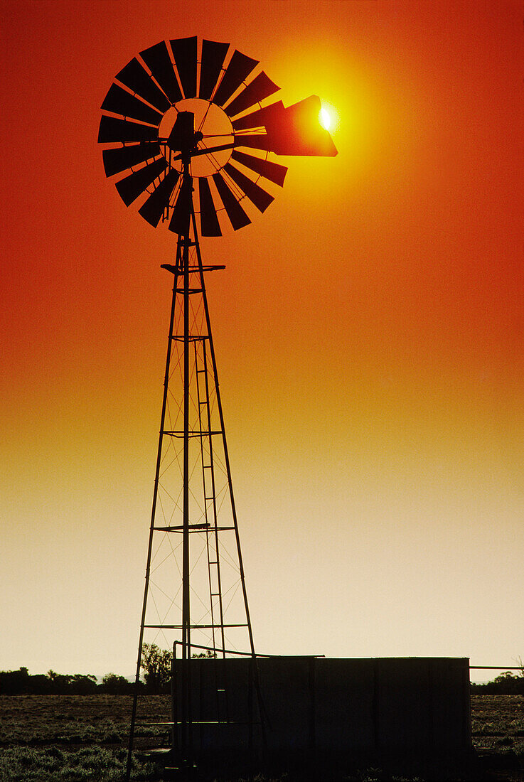 Bauernhof Windmühle bei Sonnenuntergang