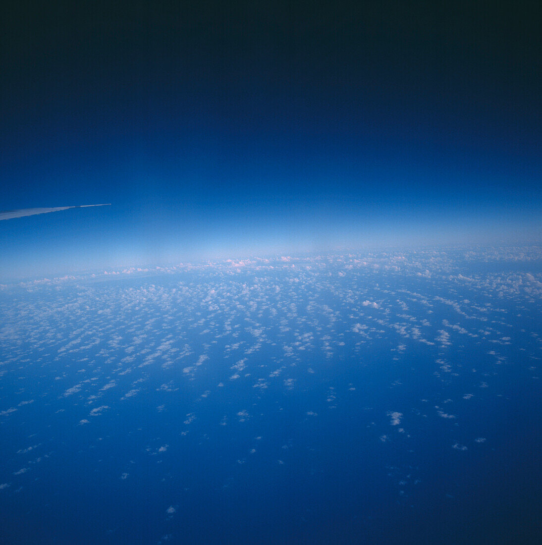 Blick auf Himmel und Wolken vom Flugzeug aus