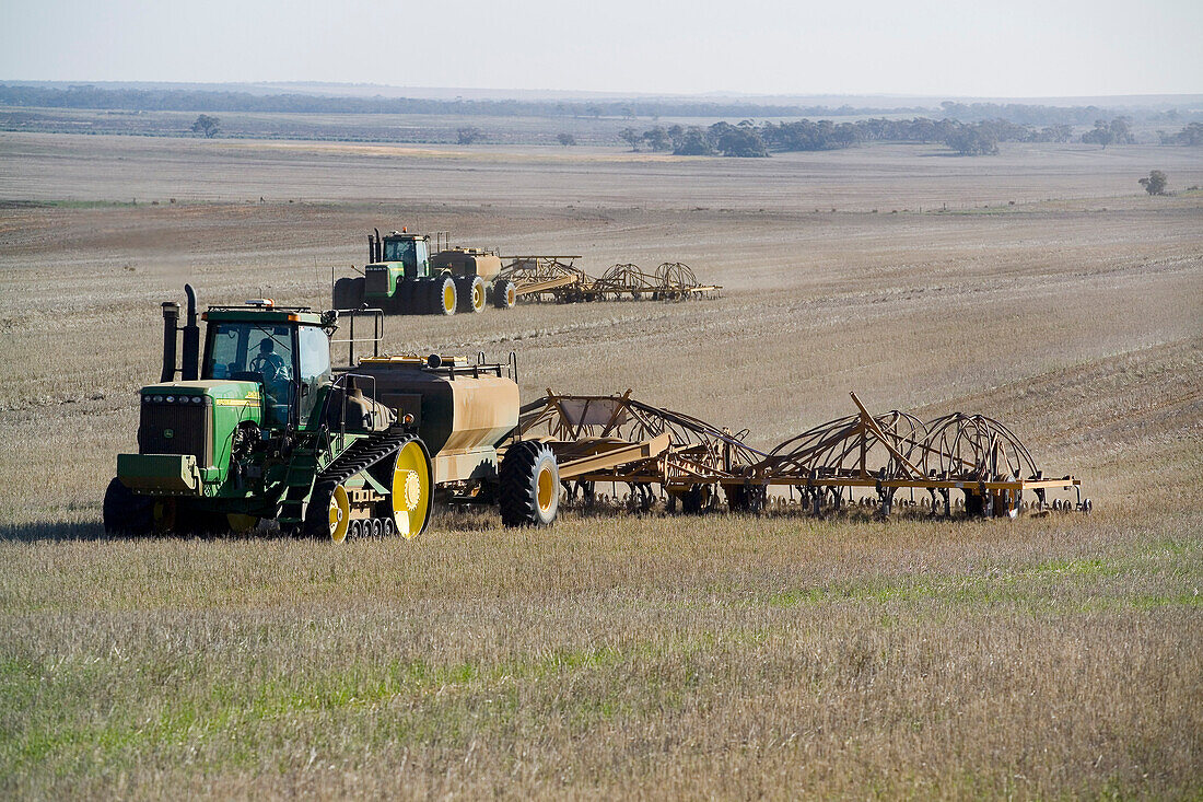 Weizenaussaat, zwei Traktoren ziehen Sämaschinen, Australien