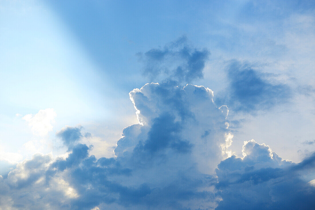 Wolkenformation mit Sonnenstrahlen