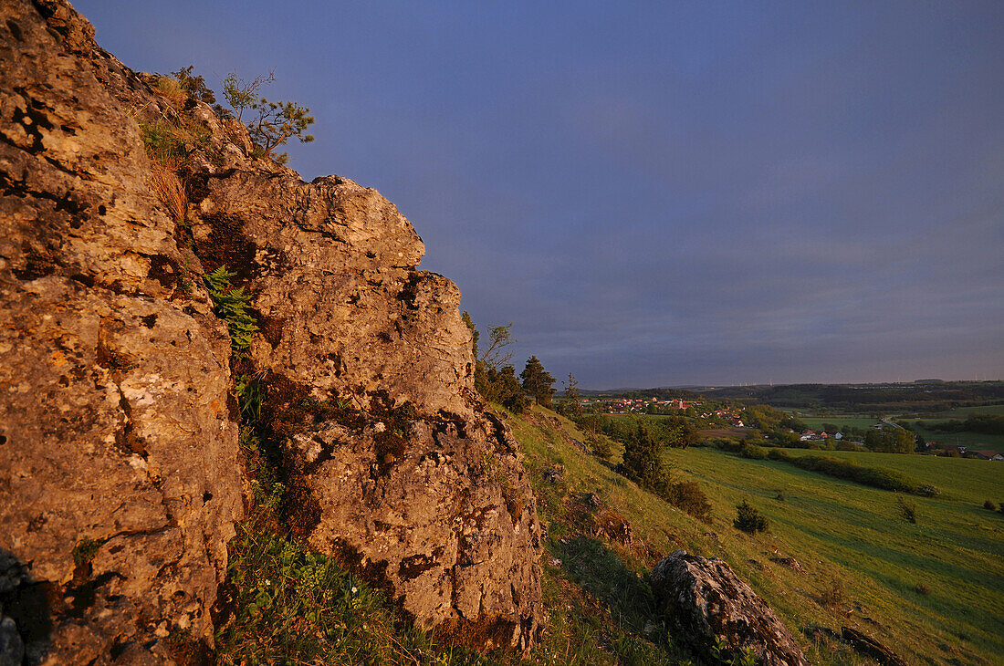 Landschaft mit Felsen, Büschen und Wiesen in der Oberpfalz, Bayern, Deutschland