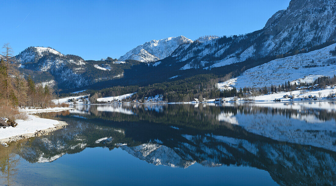 Landschaft des Grundlsees an einem sonnigen Tag im Winter, Bezirk Liezen, Steiermark, Österreich