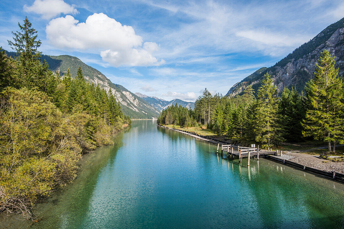 Landschaft eines klaren Sees im Herbst, Plansee, Tirol, Österreich