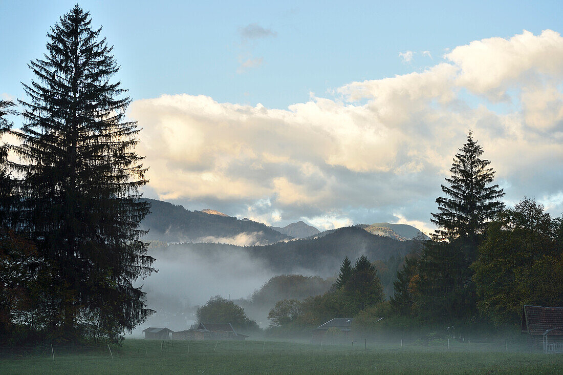Gebirgslandschaft an einem nebligen Herbstmorgen, Tirol, Österreich