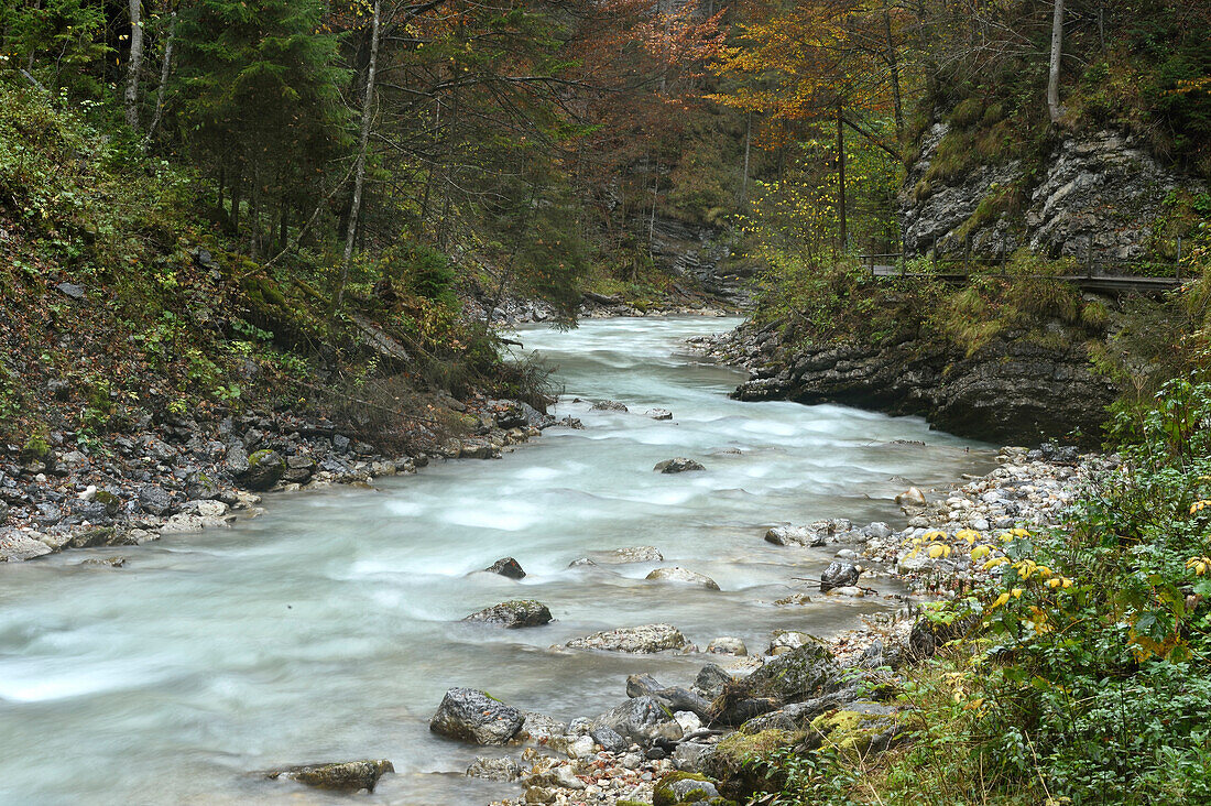 Blick auf die Partnachklamm im Herbst, Landkreis Garmisch Partenkirchen, Oberbayern, Deutschland