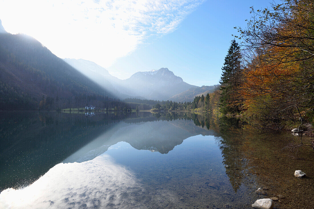 Landschaft mit Bergen, die sich im Herbst im See spiegeln, Langbathsee, Österreich