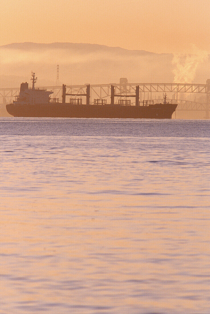 Frachter läuft in den Hafen ein, Vancouver, British Columbia, Kanada