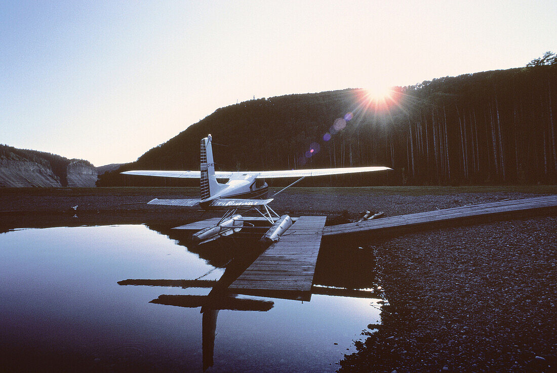 Wasserflugzeug am Dock, Peace Canyon, British Columbia, Kanada