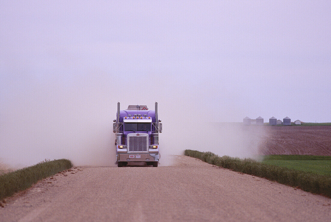 Transporter auf unbefestigter Straße, Saskatchewan, Kanada
