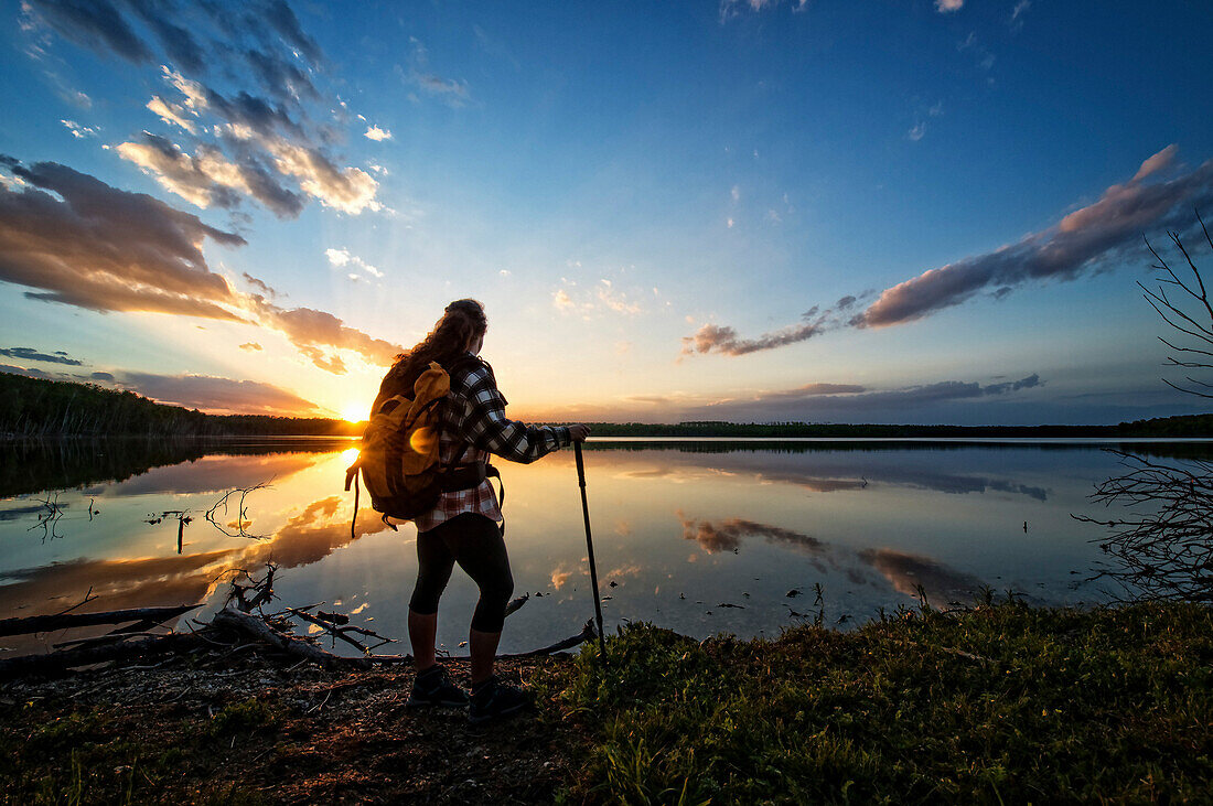 Wanderer am Calm Lake bei Sonnenuntergang, Saskatchewan, Kanada