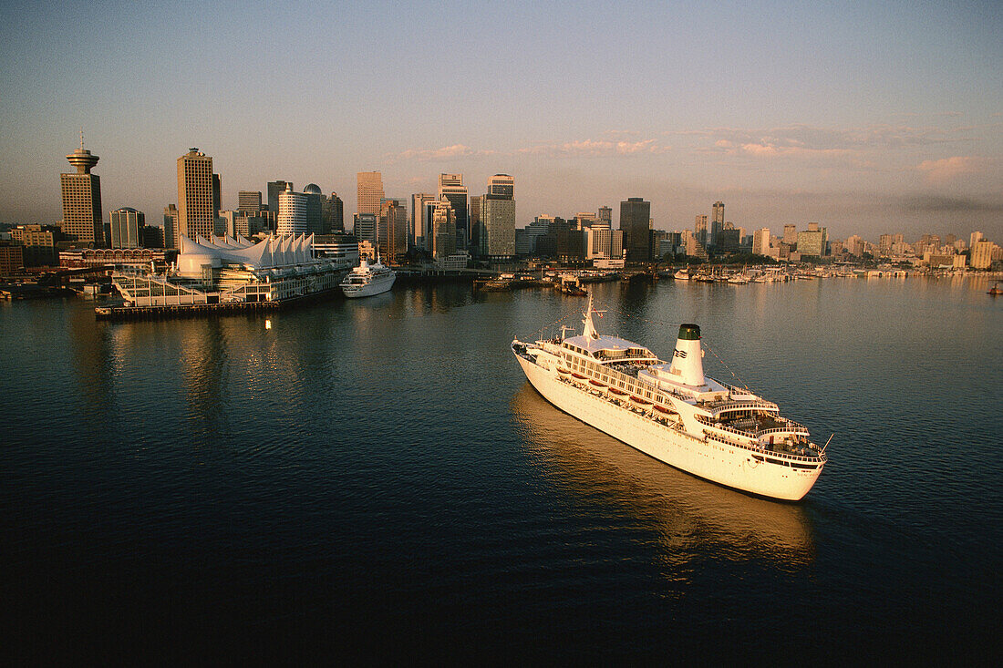 Kreuzfahrtschiff, Canada Place, Vancouver, BC, Kanada