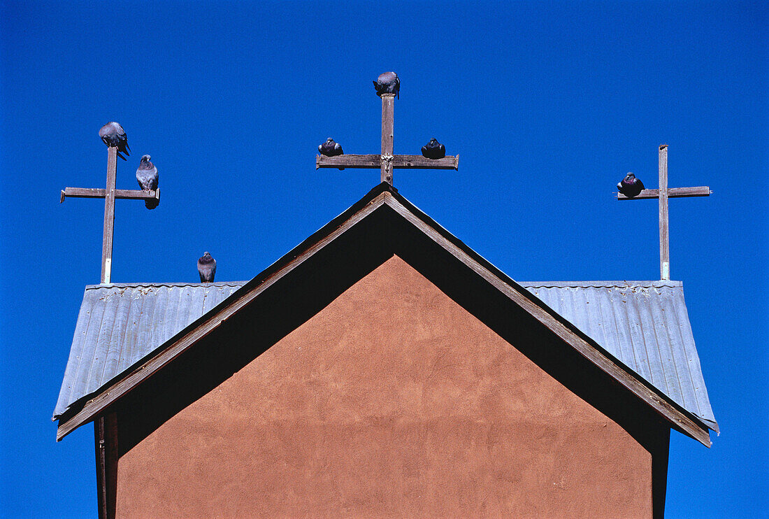 Dach einer Kirche mit auf Kreuzen sitzenden Tauben New Mexico, USA