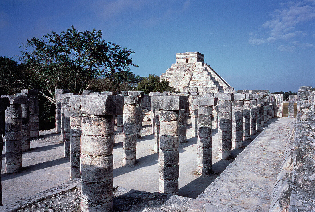 Platz der Tausend Säulen und Kukulkan-Pyramide Chichen Itza. Mexiko