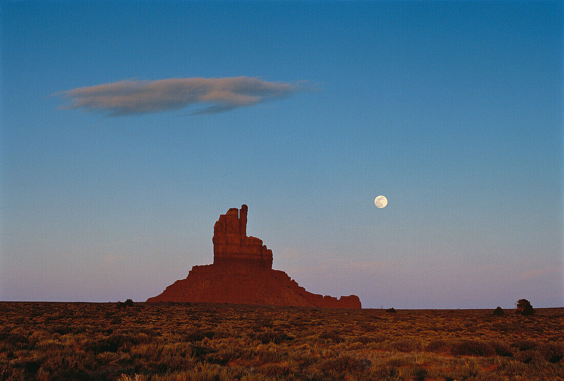 Überblick über Felsformation und Vollmond, Monument Valley, Arizona, USA